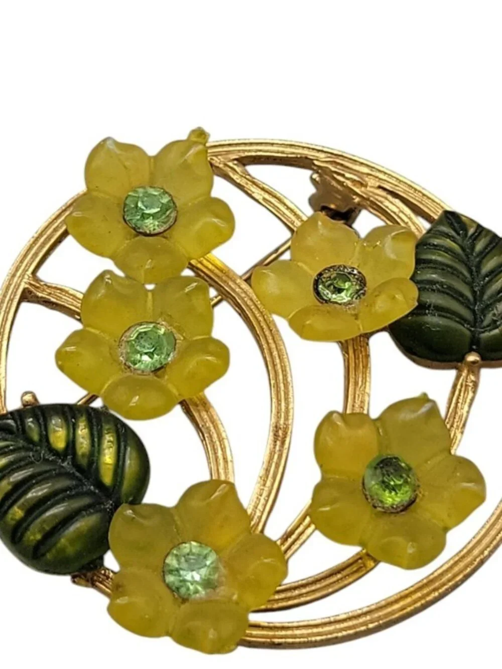 VTG Lucite Flower Wreath Brooch Gold Tone Molded Glass Leaf Circle Pin Unsigned